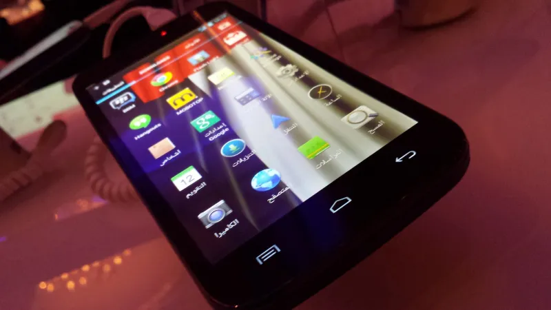 بالصور: طرح اول هاتف ذكي اماراتي في الاسواق.