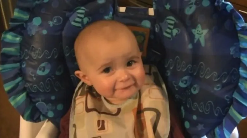 بالفيديو :مقطع طفلة تبكي لغناء أمها يحقق 25 ملون مشاهدة.