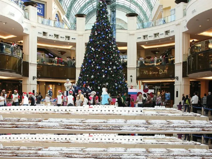 «مول الإمارات» يعرض اكبر كعكة خيرية في العالم