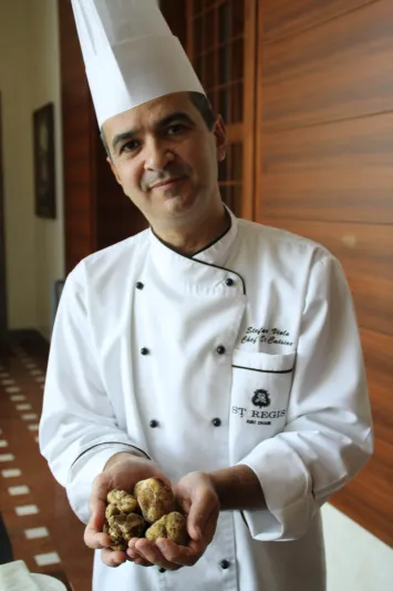 أبو ظبي: طبق من فطر الكمأ بـ 10 الاف درهم .