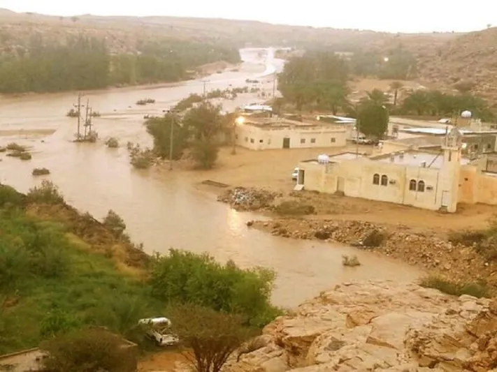 شاهد : و للامارات من السيول نصيب.