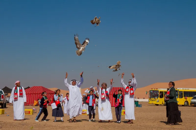 حبارى تحلّق بألوان العلم الاماراتي