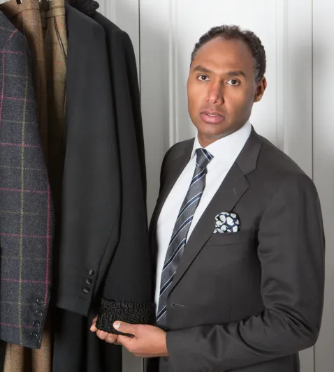 أول مصمم عربي يقتحم شارع الازياء الراقية في لندن. 