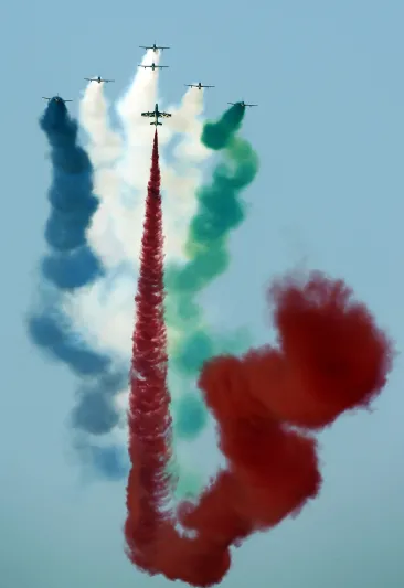 بالصور : "الرجل" يحلق في معرض دبي للطيران.