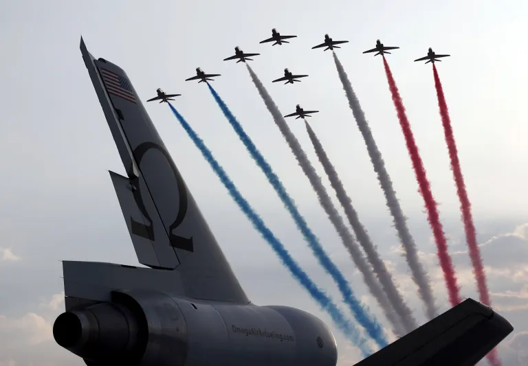 بالصور : "الرجل" يحلق في معرض دبي للطيران.