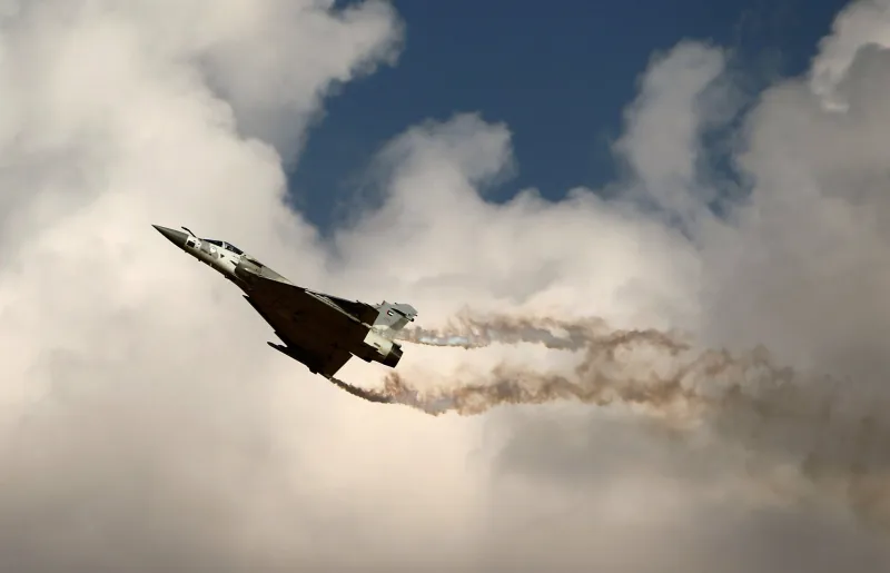 بالصور : "الرجل" يحلق في معرض دبي للطيران.