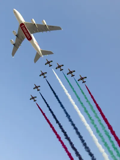 بالصور : "الرجل" يحلق في معرض دبي للطيران.