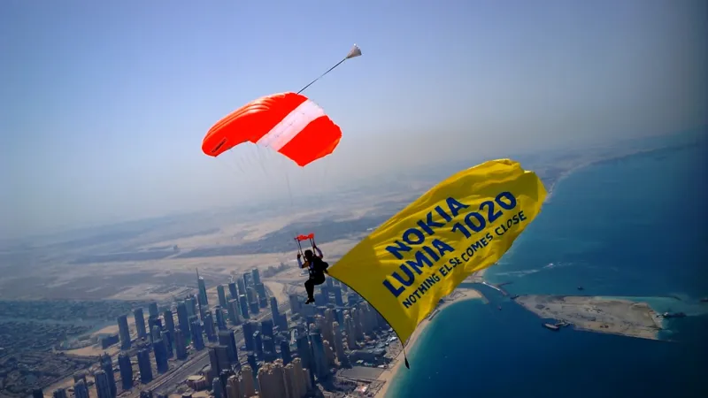 "نوكيا" الجديد يصل الى دبي بالمظلة 