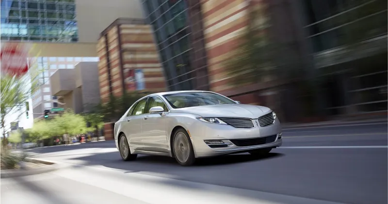 لنكولن MKZ: تقنيات بالجملة في أحدث سيّارة فاخرة .