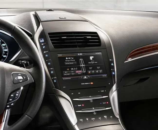 لنكولن MKZ: تقنيات بالجملة في أحدث سيّارة فاخرة .