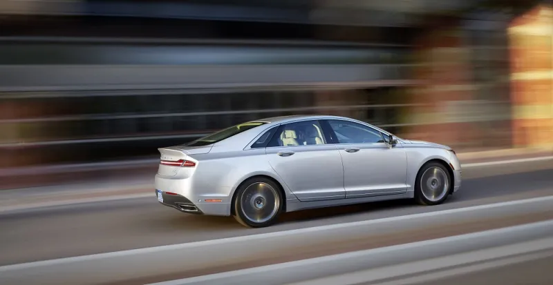 لنكولن MKZ: تقنيات بالجملة في أحدث سيّارة فاخرة .