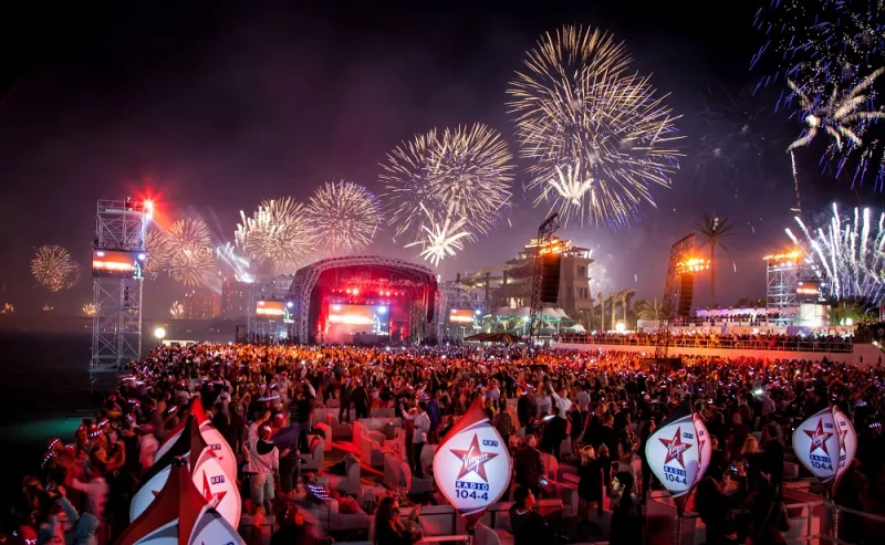 صورة : شهادة غينيس لدبي بانجازها أضخم ألعاب نارية في العالم