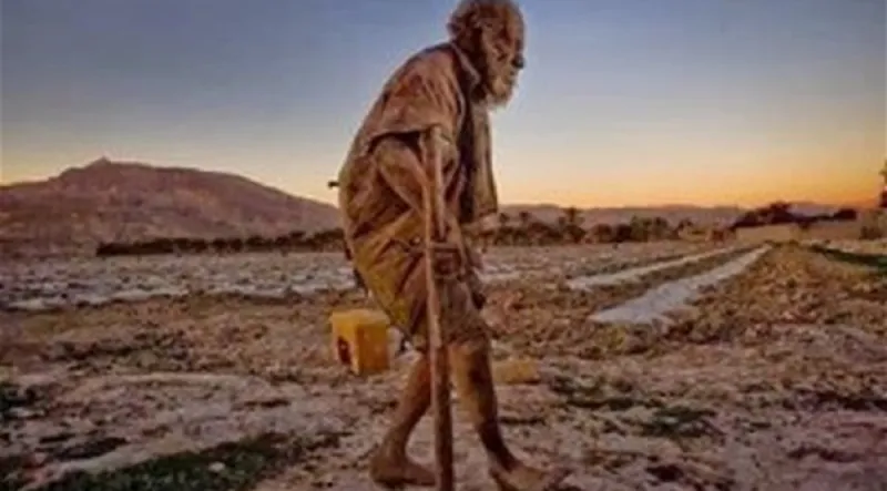 صورة: إيراني لم يستحم منذ 60 عامًا ويتغذى على الحيوانات النافقة
