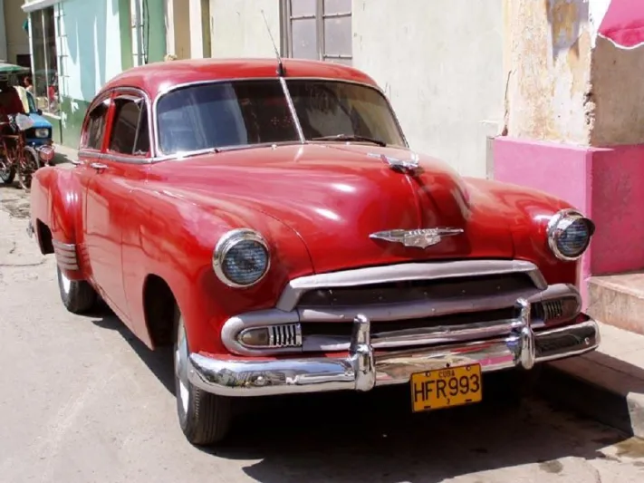 بالصور:دولة لم تدخلها سيارة حديثة من عام 1959