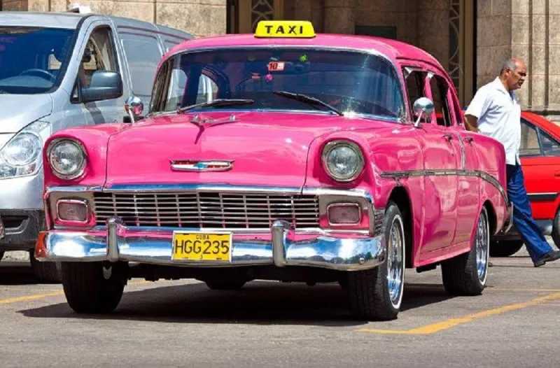بالصور:دولة لم تدخلها سيارة حديثة من عام 1959