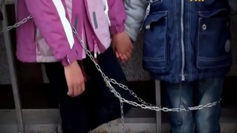 بالفيديو : رجل تونسي يقيد بناته الأربعة في الشارع ..والسبب