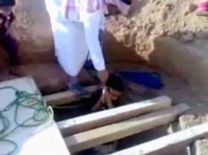 شاهد :مقطع مرعب لأب يُدخل ابنه بـ"سطل" الى بئر عميقة