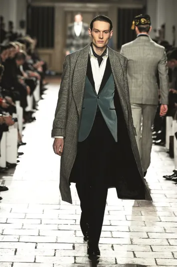 اللون الرمادي يأخذك من النهار الى الليل بأناقة كاملة  