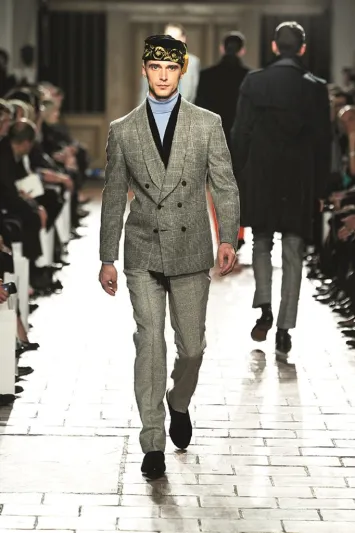 اللون الرمادي يأخذك من النهار الى الليل بأناقة كاملة  