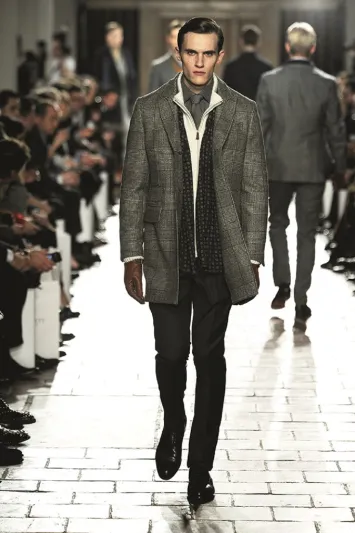 اللون الرمادي يأخذك من النهار الى الليل بأناقة كاملة  