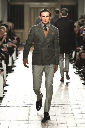 اللون الرمادي يأخذك من النهار الى الليل بأناقة كاملة  