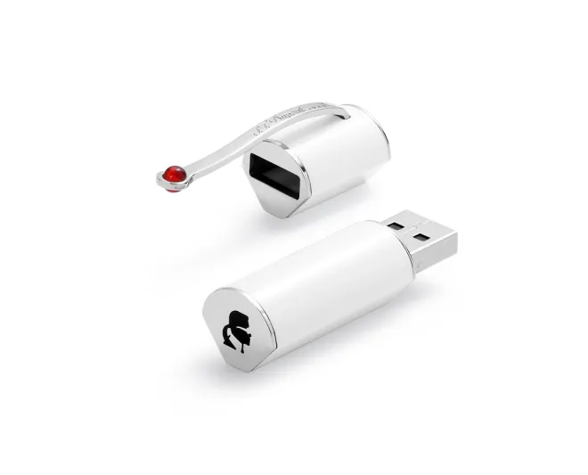 ثلاثة أساليب مختلفة للكتابة: المجموعة الرقمية من كارل لاغرفيلد ل S.T. دوبونت