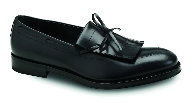 الاحذية الرجالية : بين خطوط "ديور" وألوان "تودز" وكلاسيكية "لانفان" 