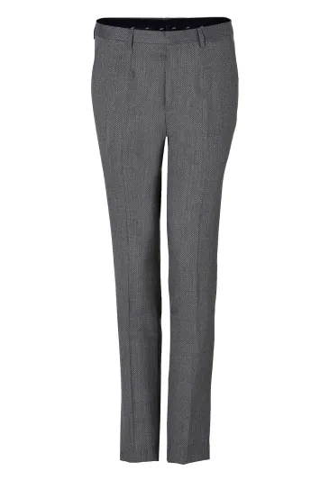 اللون الرمادي يأخذك من النهار الى الليل بأناقة كاملة  