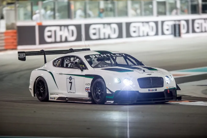 بالصور : كيف تبدو بنتلي في حلبة سباق ’الخليج 12 ساعة‘