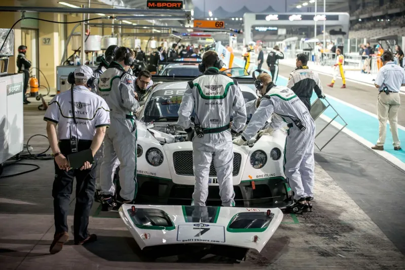 بالصور : كيف تبدو بنتلي في حلبة سباق ’الخليج 12 ساعة‘