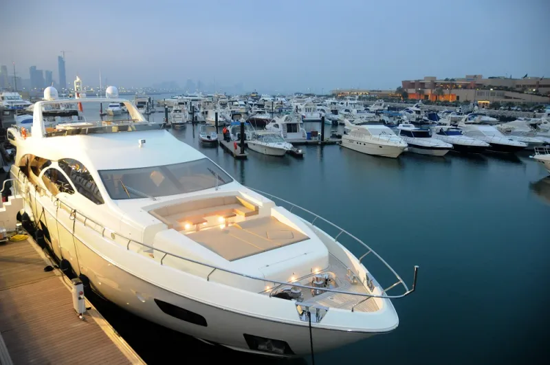 كويتيتان تسبقان الرجال بأول معرض لليخوت في الكويت.