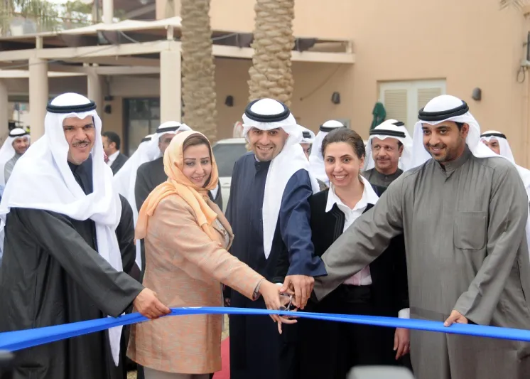 كويتيتان تسبقان الرجال بأول معرض لليخوت في الكويت.