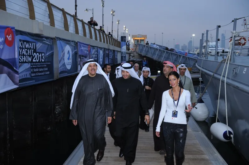 كويتيتان تسبقان الرجال بأول معرض لليخوت في الكويت.