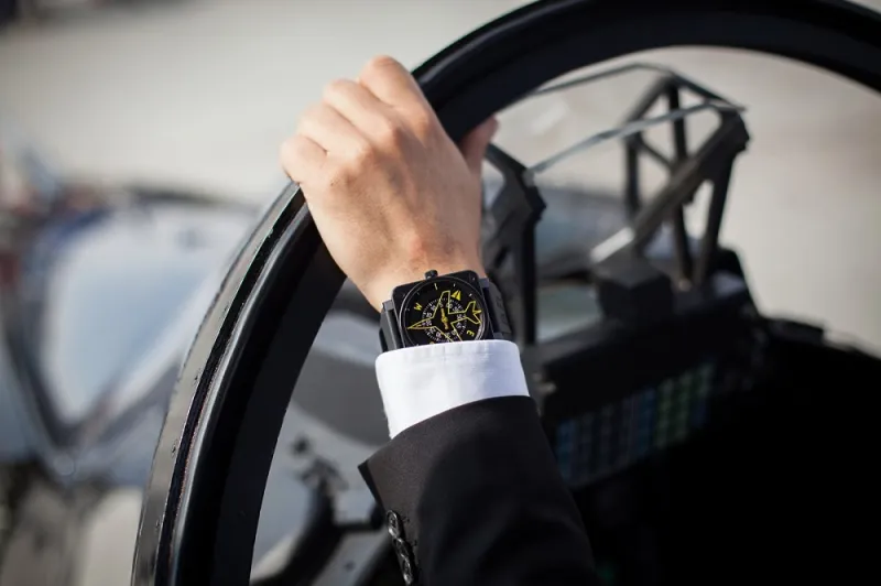 "بيل أند روس" Bell & Ross تطير مع عروض دبي الجوية.