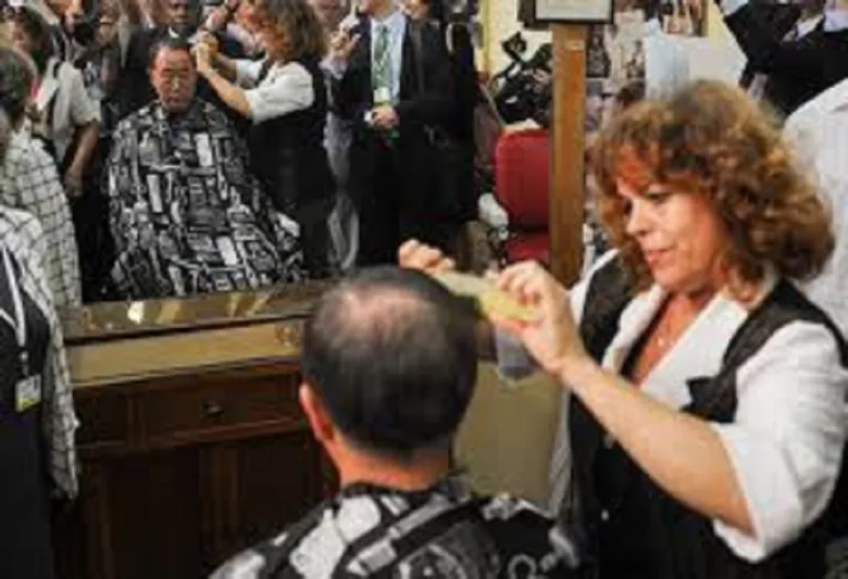 بالصور.. بان كي مون يقص شعره وسط النساء في كوبا