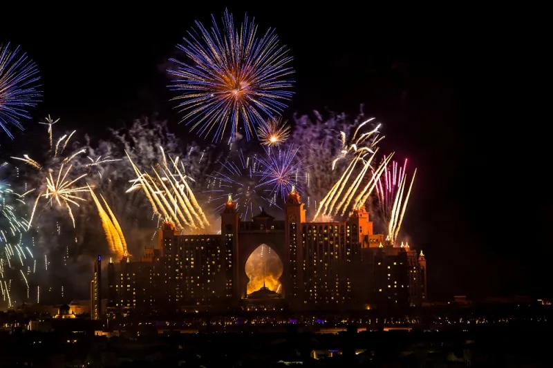 صورة : شهادة غينيس لدبي بانجازها أضخم ألعاب نارية في العالم