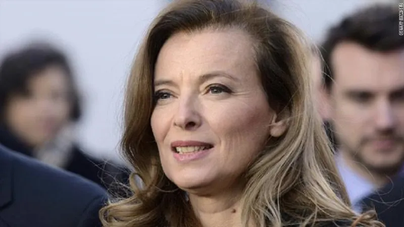 سيدة فرنسا الأولى بالمستشفى بعد أنباء علاقة هولاند بممثلة فرنسية