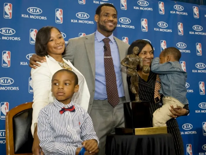 بالصور: نجوم الرياضة مع أمهاتهم