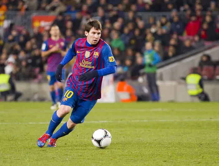 ميسي يعود إلى برشلونة بعد تعافيه