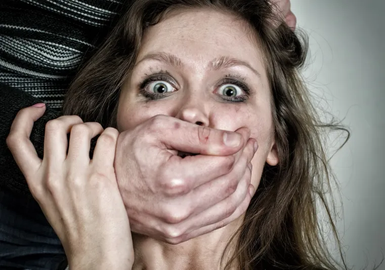 صيني مقنّع يتسلّل إلى منزله.. ليغتصب زوجته