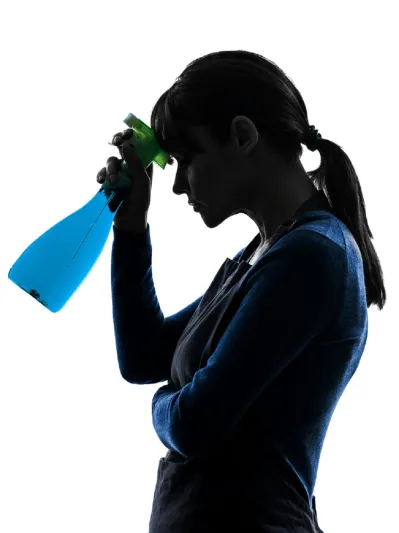 مليونير يطلب من زوجته العمل خادمة بمنزلهما بعد ارتباطه بأخرى