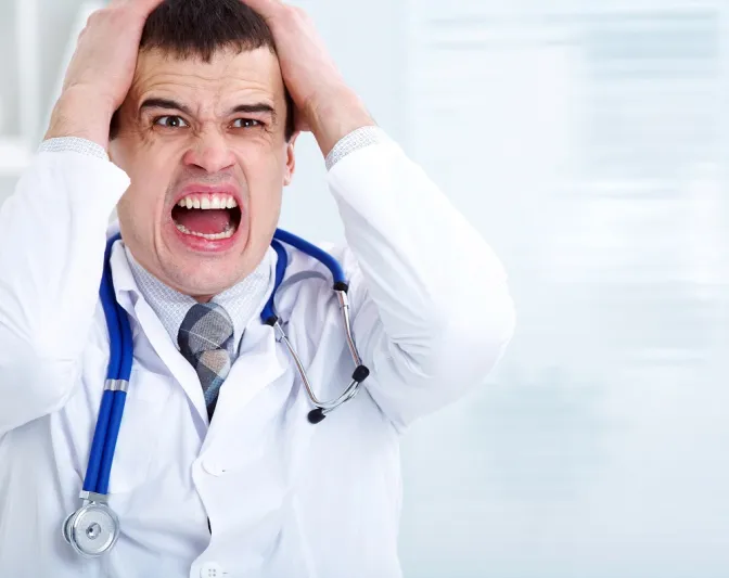 خطأ طبي ينهي المستقبل المهني لطبيب سعودي