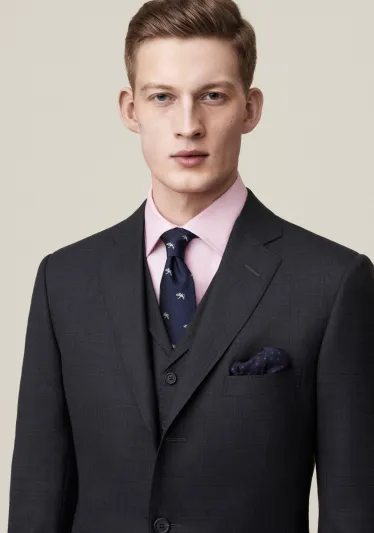 موضة منديل الحرير تعود الى بدلات الرجال