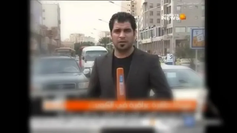 بالفيديو : مراسل عراقي يثير الجدل بحركاته اثناء تقرير تلفزيوني