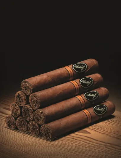 بالصور : الرجل ترافق سيجار دافيدوف من الحقل وصولا الى العلبة الفاخرة