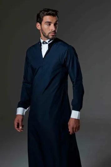 المصمم حاتم العقيل لـ"الرجل" : نقلت الثوب السعودي الى كل انحاء العالم.