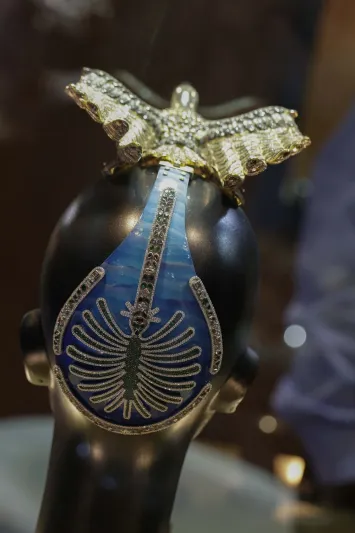 بالصور : مجوهرات مذهلة تعرض في اسبوع دبي الدولي