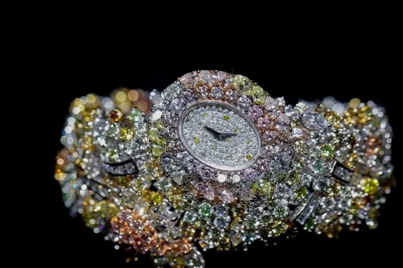 بالصور : مجوهرات مذهلة تعرض في اسبوع دبي الدولي