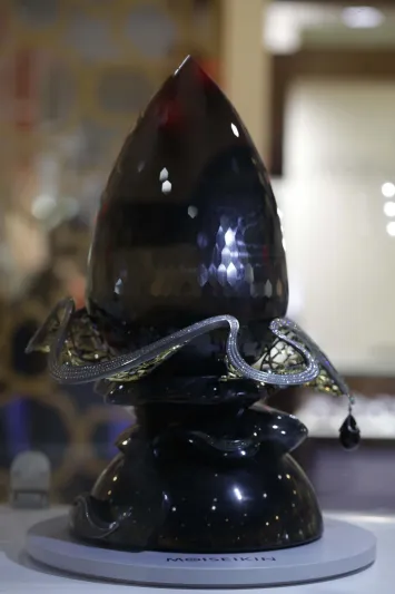 بالصور : مجوهرات مذهلة تعرض في اسبوع دبي الدولي