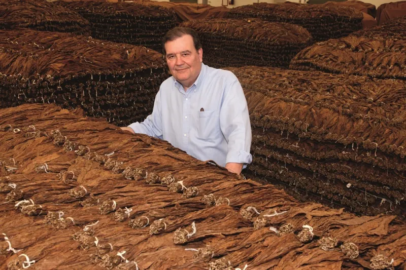 بالصور : الرجل ترافق سيجار دافيدوف من الحقل وصولا الى العلبة الفاخرة